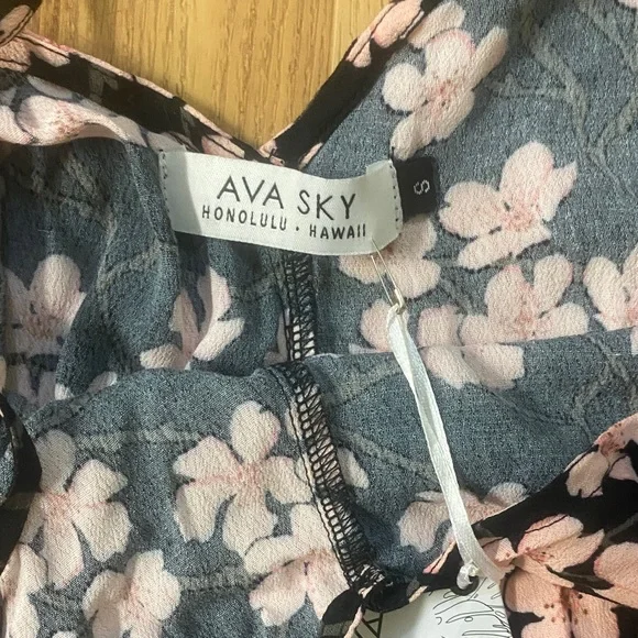 NWT Ava Sky Jumper Haiku Raven Sakura. Size small - Picture 5 of 7